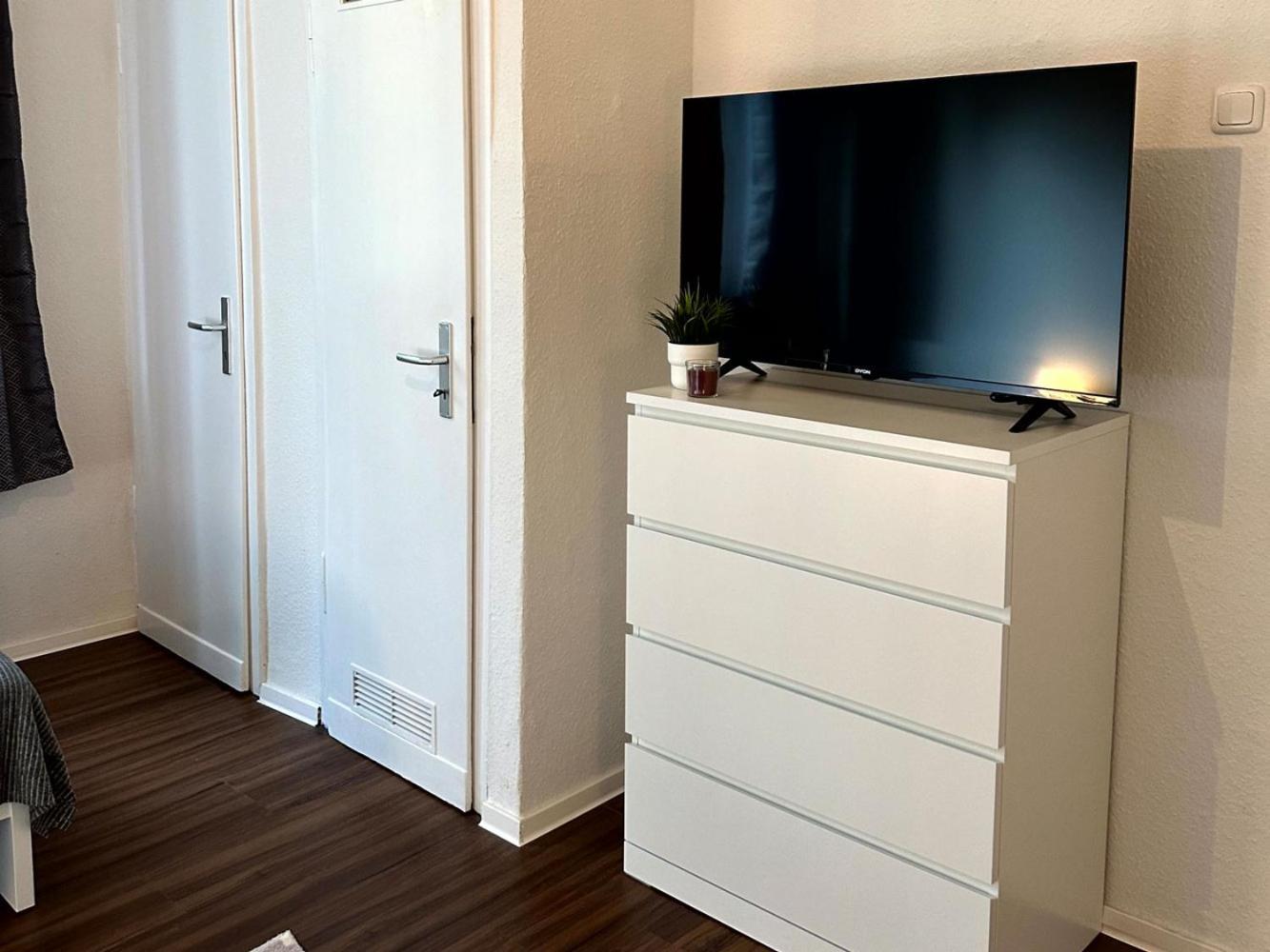 Cozy Apartment With Garden In เกลเซนเคียร์เคน ภายนอก รูปภาพ